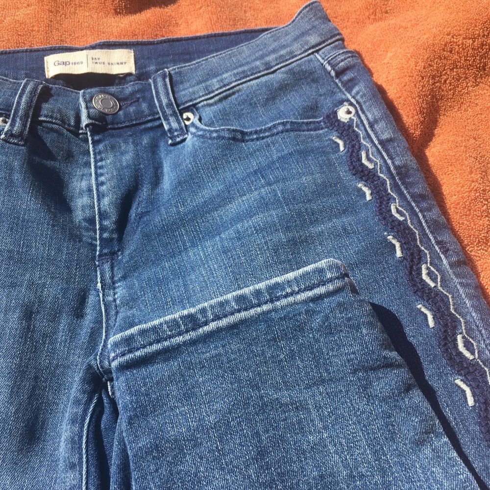 GAP True Skinny embroidered jeans